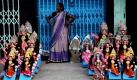 Eine Inderin, die Figuren der Gottheit Lakshmi verkauft, wartet am Ehrentag des Gottes Lakshmi Puja in Calcutta auf Kunden. Lakshmi Puja ist ein bengalisches Fest, das in jedem Haushalt gefeiert wird. Lakshmi ist die Gottheit der Gesundheit und eine der Töchter von Durga, die Gesundheit, Frieden und Reichtum symbolisiert.  Foto: dpa