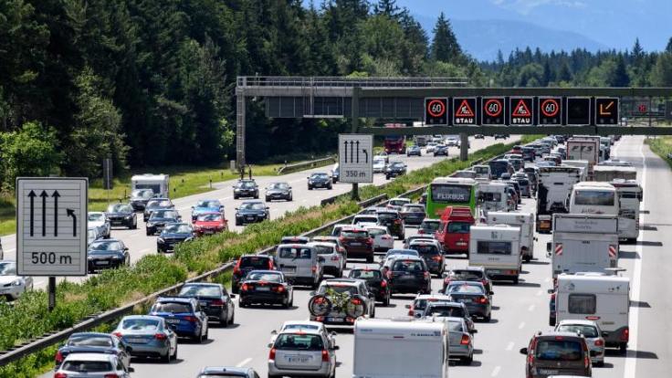 Das lange Wochenende sorgt für volle Straßen.