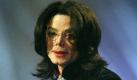 ARCHIV: Popstar Michael Jackson erhaelt in Berlin seinen Bambi (Foto vom 21.11.02). Als die Nachricht um die Welt ging, waren Millionen Fans schockiert. 'Aerzte ringen um das Leben von Michael Jackson', hiess es zunaechst. Und wenig spaeter: 'Michael Jackson ist tot.' Der 'King of Pop' starb am 25. Juni voellig ueberraschend im Alter von 50 Jahren in Los Angeles. Sein Tod loeste nicht nur weltweite Trauer aus. Es war auch eines der globalen Medienereignisse des Jahres. (zu ddp-Text) Foto: Michael Kappeler/ ddp
 Foto: ddp