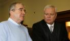 Redaktionshinweis: Die abgebildeten Angeklagten sind bis zu einer rechtskraeftigen Verurteilung bei Veroeffentlichung unkenntlich zu machen!  Die wegen Mordes angeklagten Friedrich Panzer (M.) und Michael Singer (l.) , aufgenommen am Dienstag (02.02.10) im Landgericht in Nuernberg (Bayern) neben Verteidiger Axel Graemer (r.). Die Angeklagten sollen einen Ex-Konkurrenten getoetet und unter falschem Namen eingeaeschert haben. Aus Habgier sollen sie den 43-Jaehrigen im April 2007 mit einem Kantholz erschlagen und verbrannt haben. Die Asche wurde dann laut Staatsanwaltschaft in einem Fluss entsorgt. Nach Angaben eines Gerichtssprechers hat der aeltere der beiden Angeklagten die Tat gestanden. (zu ddp-Text) (weitere Bilder unter www.ddpimages.com) Foto: Timm Schamberger/ddp Foto: ddp