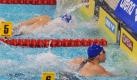 Biedermann (vorne) schlägt vor dem Russen Isotow als Erster über 200 Meter Freistil an. Foto: dpa