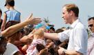 Prinz William hat die Unwettergebiete im Nordosten Australiens besucht. Er traf mit einem Hubschrauber in der Ortschaft Cardwell ein, wo er an einem Grillfest mit mehreren hundert Überlebenden des Zyklons Yasi teilnahm. Foto: dpa