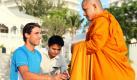 Der Tennisweltranglisten-Erste Rafael Nadal (l) übergibt einem buddhistischen Mönch in Thailand Lebensmittel als morgendliche Opfergabe. Nadal ist in Bangkok, um seinen Titel bei den Thailand Open zu verteidigen. Foto: dpa