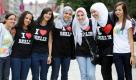 Studentinnen aus der ägyptischen Hauptstadt Kairo bekunden ihre Sympathie für die Stadt Berlin mit entsprechenden T-Shirts. Die Studentinnen halten sich im Rahmen eines Sprachkurses in Berlin auf. Foto: dpa