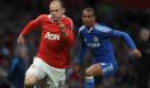 Manchesters Stürmerstar Wayne Rooney bot wieder einmal eine starke Partie. Hier hat Chelseas Ashley Cole das Nachsehen. Foto: dpa