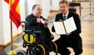 Der Diplom-Wirtschaftsinformatiker Marc von Osthoff (links) bekam heute im Schloss Bellevue in Berlin das Bundesverdienstkreuz von Bundespräsident Christian Wulff überrreicht. Von Osthoff setzt sich für die gleichberechtigte Teilhabe von behinderten Menschen in Gesellschaft und insbesondere in der Politik ein. Foto: dpa