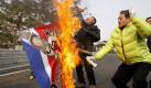 Südkoreanische Aktivisten verbrennen die Flagge des Nachbarlandes Nordkorea und ein Foto von Staatschef Kim Jong-Il. Foto: dpa