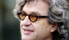 Wim Wenders feiert am kommenden Samstag seinen fünfundsechzigsten Geburtstag. Neben seiner Tätigkeit als Regisseur ist er auch Fotograf und gibt seine Erfahrung als Lehrender an der Hochschule für Bildende Künste in Hamburg weiter. Foto: ddp