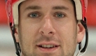 Eishockeyprofi Stphane Morin (Berlin Capitals)  brach am 6. Oktober 1998 bei einem Meisterschaftsspiel auf der Ersatzbank zusammen und erlitt einen tdlichen Herzstillstand. Der Obduktionsbericht ergab, dass Morin Jahre zuvor einen schweren, nicht erkannten Herzinfarkt erlitten hatte. Auerdem hatte er eine chronische Bronchitis und ein bergroes Sportlerherz. Foto: dpa