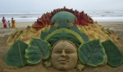 Das größte Fest zu Ehren der Göttin Durga ist die Durga Puja, das nach dem hinduistischen Mondkalender gefeiert wird. Der Priester stellt rituell im Gottesdienst die Geschichte des Kampfes der Göttin dar. Foto: ap