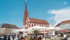 Auf dem unteren Markt geht es gemütlich zu. Und auch ohne speziellen Anlass findet sich hier immer genug Auswahl für eine kurze Snackpause.  Foto: Congress-Tourismus-Wirtschaft Würzburg