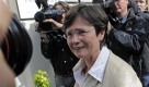 Thueringens Sozialministerin Christine Lieberknecht, CDU, trifft am Samstag, 5. September 2009, vor Beginn der Sondierungsgespraeche mit der SPD in Erfurt, Thueringen, vor dem Konferenzgebaeude ein. Die stellvertretende Ministerpraesidentin Thueringens, Birgit Diezel, von der CDU, trifft sich am Samstag mit Christoph Matschie, Spitzenkandidat der SPD fuer das Amt des Ministerpraesidenten. (AP Photo/Jens Meyer) --- Christine Lieberknecht, Minister for Social Affairs in Thuringia, arrives in front of a conference building in Erfurt, central Germany, on Saturday, Sept. 5, 2009 prior to exploratory talks with Christoph Matschie, leader of the regional Social Democratic Party SPD and top candidate for governor in Thuringia. (AP Photo/Jens Meyer) Foto: ap