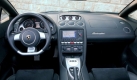 Formvollendet sportlich, edel im Detail: so prsentiert sich das Cockpit des Lamborghini Gallardo LP 560-4 Spyder. Foto: news.de