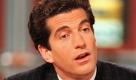 Er galt lange als der schönste Junggeselle Amerikas: John F. Kennedy Jr. Das sah das People Magazine auch so und verlieh dem Mann mit dem markant geschnittenen Gesicht 1988 den Titel Sexiest Man Alive. Foto: dpa