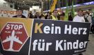 Ab heute sollen jeden Montag Kundgebungen am Frankfurter Flughafen stattfinden, um ein verschärftes Nachtflugverbot zu erreichen und einen weiteren Ausbau des Flughafens zu verhindern. Seit der Eröffnung der neuen Landebahn Nordwest im Oktober 2011 gelten neue Flugrouten; vor allem Anwohner in Rheinland-Pfalz sind dadurch stärker von Fluglärm betroffen. Foto: dapd