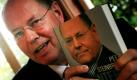 Der ehemalige Bundesfinanzminister Peer Steinbrück (SPD) stellt in Berlin sein Buch Unterm Strich vor. In dem Werk äußert der Politiker seine Thesen zur Wirtschafts- und Bankenkrise. Foto: dapd