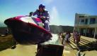 Dabei ist ihm nichts zu absurd: Mit dem Jetski über eine Rampe brausen? Sieht jedenfalls spektakulär aus. Die Sanitäter stehen schon bereit. Foto: Paramount