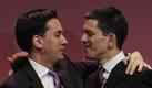 Im Rennen um den Vorsitz der britischen Labour-Partei waren sie noch Konkurrenten. Jetzt demonstrieren die Brüder Ed (links) und David Miliband wieder Einigkeit. Ed, der jüngere der beiden Brüder, wurde auf dem Parteitag zum neuen Labour-Boss gewählt. Foto: ap