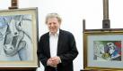 Museumsdirektor Ulrich Krempel im Sprengel Museum Hannover neben den Picasso-Bildern 'Tete de cheval' (l) und 'Verre et pichet'. Foto: Julian Stratenschulte  Foto: dpa