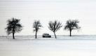 Ein Auto fährt durch eine Winterlandschaft bei Müncheroda, in Sachsen-Anhalt. Der Winter mit Schnee und Eisglätte hat zu erheblichen Verkehrsbeeinträchtigungen geführt.  Foto: dpa