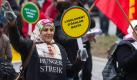 Anhänger des inhaftierten Anführers der verbotenen kurdischen Arbeiterpartei PKK, Abdullah Öcalan, nehmen am Ostermarsch in Magdeburg teil.  Foto: dpa