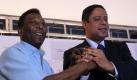 Fußball-Legende Pelé (l) bekommt Unterstützung von Brasiliens Sportminister Orlando Silva. Foto: dpa
