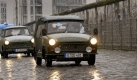 Fahrzeuge der Marke Trabant fahren in Berlin an einem Abschnitt der ehemaligen Berliner Mauer entlang. Die Anbieter der Stadtrundfahrten in Fahrzeugen der DDR-Marke Trabant bieten mit der Thementour The Wall Ride eine Tour entlang der ehemaligen Berliner Mauer an.  Foto: ddp