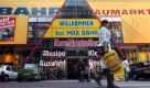 Während nach außen hin das Billig-Image kultiviert wird, kleben an den meisten Regalen nicht gerade niedrige Preise. Foto: dpa