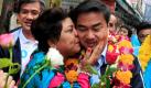 Eine Anhängerin der demokratischen Partei Thailands drückt deren Vorsitzendem und derzeitigem Premierminister Abhisit Vejjajiva auf einer Wahlveranstaltung in Bangkok einen Schmatzer auf die Wange. In vier Wochen, am 3. Juli, finden die Nationalwahlen im Land statt. Foto: dapd