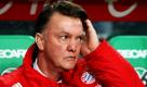 Die 1. Bundesliga, am 14. Spieltag: Hannover 96 gegen den FC Bayern München in der AWD-Arena. Münchens Trainer Louis van Gaal saß nervös auf der Spielerbank. Das Spiel endete 0:3.
 Foto: ddp