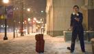 After seeing snow for only the second time in his life, Adrian Alexander Hagen, of Orlando, Fla., stops to juggle snow balls while walking along Peachtree Street in the early hours of Monday, Jan. 10, 2011 in Atlanta. (AP Photo/David Goldman)

 Foto: dapd