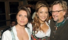 Trafen sich im Käfer-Festzelt: Filmproduzent Martin Krug, Werbe-Ikone Verona Pooth  (m.) und die Schauspielerin Sophia Thomalla. Foto: dpa