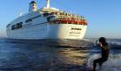 Bei rund 15 Knoten Geschwindigkeit (rund 28 km/h) zeigt sich der Wasserskiläufer und Regisseur Dirk Gion der ARD Sendereihe 'Kopfball' am Montag (12.06.2006) hinter dem Kreuzfahrtschiff 'MS Deutschland' auf der Ostsee auf dem Weg nach Kiel. Gion war kurz nach Sonnenaufgang rund fünf Minuten im Schlepp des Kreuzfahrers. Foto: dpa