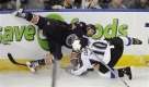 Im Kampf auf dem Eis schenken sich Andrew Cogliano von den Edmonton Oilers und Kyle Cumiskey von den Colorado Avalanches nichts. Foto: ap