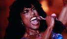 Schauspielerin Angela Bassett legt sich hier voll ins Zeug, mimt aber nur die Rockröhre. Die Musik stammt vom Original höchstpersönlich: Tina Turner nahm für ihre Filmbiografie Tina Turner - What's Love Got To Do With It einige ihrer Hits sogar neu auf. Foto: ddp images