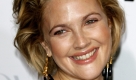 Drew Barrymore stammt aus einer Schauspielerdynastie, mit vier Jahren gab sie in Der Höllentrip ihr Kinodebüt. Doch ihre eigentliche Karriere begann, als sieben war und in E.T. - der Außerirdische mitspielte. Der frühe und viel zu schnelle Erfolg stieg Hollywoods neuem American Sweethart zu Kopf. Der Nachwuchsstar verlor den Halt und begann Drogen zu nehmen: Alkohol, Cannabis, Kokain... Heute gilt die mittlerweile geruhsam lebende Drew als talentierte und im Kinomilieu respektierte Schauspielerin und Schönheitsikone. Foto: news.de