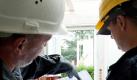 Bauherren sollten sich während des Baus von einem Experten beraten lassen. So können Mängel schneller entdeckt und behoben werden. (Bild: Remmers/dpa/tmn) Foto: dpa