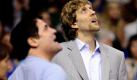 Dirk Nowitzki (r) und Mavericks-Besitzer Mark Cuban waren beim Dallas-Sieg gegen Utah Jazz in der Halle. Foto: Larry W. Smith Foto: dpa