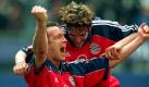 Die Schalker feierten 2001 schon den Meistertitel, doch dann trat Patrick Andersson (links) zum Freistoß an. Im Fernduell um den Titel traf der Schwede gegen den Hamburger SV zum 1:1-Ausgleich und Bayern München war Deutscher Meister. Foto: imago