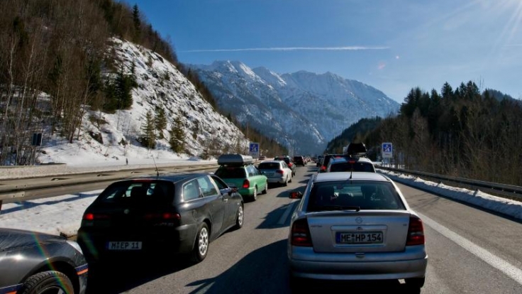 Wegen des Ferienendes kehren zahlreiche Winterurlauber aus den Alpen nach Deutschland zurück. Auf den südlichen Strecken wird es daher voll.