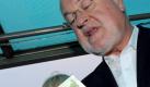 Der schleswig-holsteinische Ministerpräsident Peter Harry Carstensen (CDU) versucht bei einer Bootsfahrt auf dem Westsee in der Stadt Hangzhou die Zeichen auf einem chinesischen Geldschein zu entziffern.  Foto: dpa