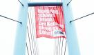 Ein Plakat mit der Aufschrift Ihnen einen schönen Urlaub! Der Kellnerin einen guten Lohn! hängt an der Rügenbrücke bei Stralsund. Mit der Plakataktion protestierte Die Linke zum Beginn der Ferien in Mecklenburg-Vorpommern gegen Niedriglöhne im Gastgewerbe. Unter dem Motto Zukunftsland Mecklenburg-Vorpommern statt Niedriglohnland fanden am Montag landesweit Protestaktionen der Partei statt. Foto: dapd