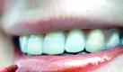 Damit die Lippen schön voll aussehen, sollte vor dem Lippenstift eine Anti-Aging-Creme aufgetragen werden. (Bild: Jens Schierenbeck/dpa/tmn) Foto: dpa