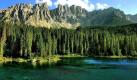 In den westlichen Dolomiten, unweit von Welschnofen, liegt auf 1520 Metern Höhe der Karersee. Wie die umliegende Region zählt der 300 Meter lange und 130 Meter breite Bergsee zum Weltnaturerbe der Unesco und wird wegen seiner smaragdgrünen Farbe im Ladinischen auch Lec de Ergobando - Regenbogensee - genannt. Foto: srt-Archivbild/K.-U. Vahle