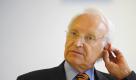 ARCHIV: Der ehemalige bayerische Ministerpraesident Edmund Stoiber (CSU), fasst sich in Berlin waehrend des Besuchs des Unternehmens Berlin Chemie AG ans Ohr (Foto vom 30.07.08). Nach neuen Vorwuerfen gegen den ehemaligen bayerischen Ministerpraesidenten Edmund Stoiber (CSU) im Zusammenhang mit dem Kauf der maroden Kaerntner Bank Hypo Group Alpe Adria (HGAA) hat die Generalstaatsanwaltschaft am Montag Akten in der Staatskanzlei und in Stoibers B Foto: ddp