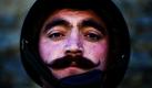 Ein pakistanischer Soldat schaut einem Fotografen an der pakistanisch-afghanischen Grenze direkt in die Kamera. Foto: ap