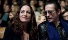 Natalia Woerner und Filmregisseur, Journalist und Autor Oskar Roehler verfolgen im Zelt auf dem Bebelplatz die Modenschau des Labels Kaviar Gauche. Foto: ap