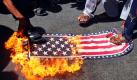 Anhänger des radikalen Schiiten Muqtada al-Sadr drücken ihren Hass aus, in dem sie nach den Freitagsgebeten die US-Flagge in der schiitischen Hochburg Sadr City in Baghdad, Irak, verbrennen. Foto: ap
