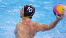 Wasserball-Nationalspieler Moritz Benedikt Oeler wirft auf das Tor der USA. Foto: dpa