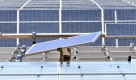 Ein Solarfeld trägt dieser Arbeiter auf einem Feld in der Nähe von Sacramento, Kalifornien. Auf der dortigen Solaranlage hat Gouverneur Arnold Schwarzenegger gerade ein neues Gesetz vorgestellt:Bis 2020 soll Kalifornien ein Drittel seines Energiebedarfs aus erneuerbaren Quellen decken. Foto: ap